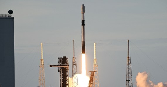 Największy i najbardziej zaawansowany polski satelita EagleEye, który dziś wystartował na orbitę na pokładzie rakiety Falcon 9 firmy Space X, został pomyślnie umieszczony na orbicie. Jak wyjaśniał w rozmowie z reporterką RMF FM Anną Zakrzewską dyrektor misji, inżynier Marcin Mazur - umieszczony na nim polski teleskop pozwoli na obserwacje Ziemi z wyjątkowo wysoką rozdzielczością.