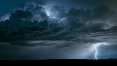 Burze, ulewny deszcz i silny wiatr. RCB wysyła alerty