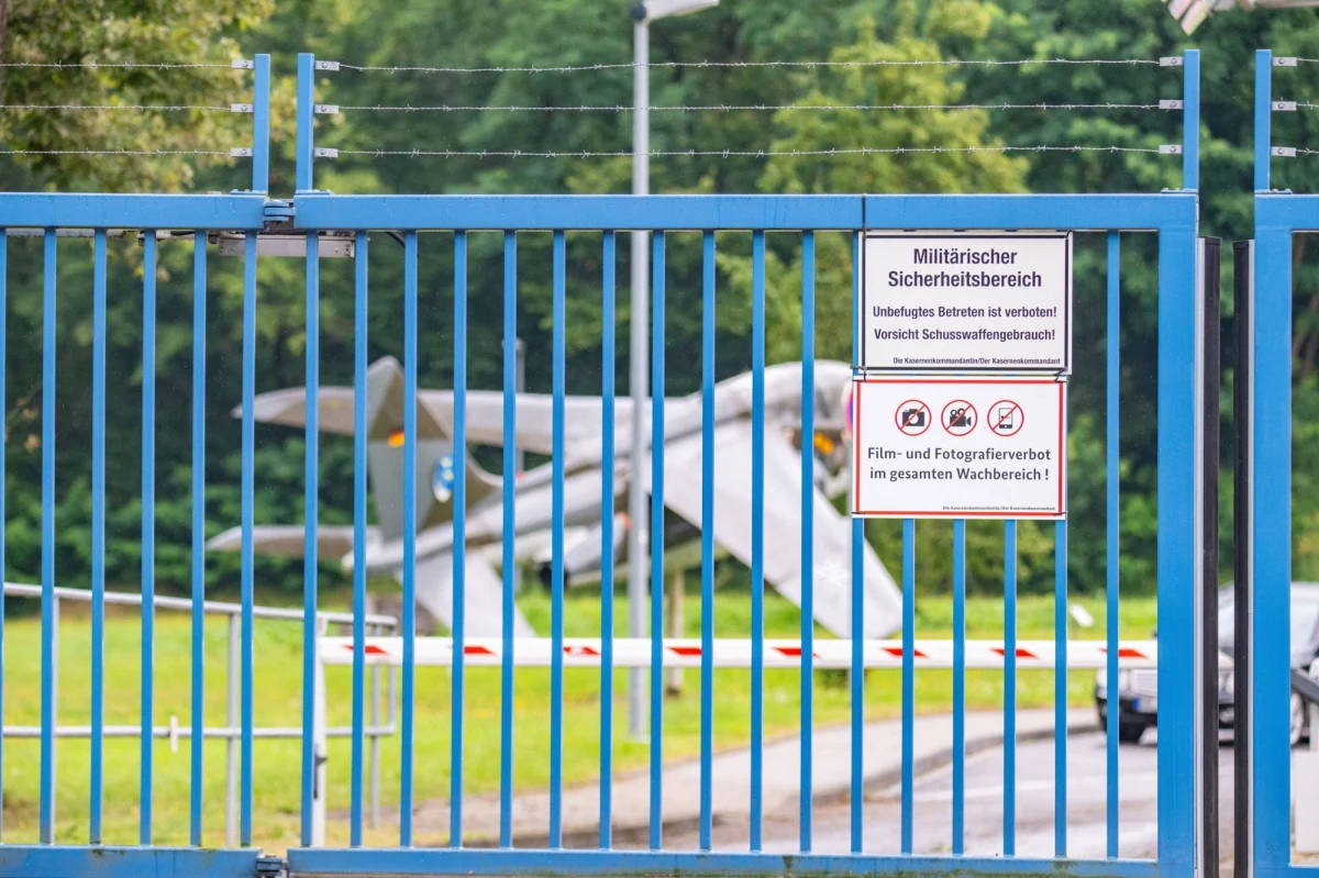 Niemiecka armia poinformowała, że podejrzenie skażenia wody w koszarach sił powietrznych w Kolonii-Wahn okazało się fałszywe. Badania nie wykazały żadnych śladów zanieczyszczenia wody pitnej. W środę w ogrodzeniu koszarowego wodociągu znaleziono dziurę, co zrodziło domysły o możliwym skażeniu.