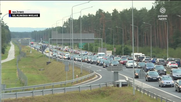 Gigantyczny korek na drodze S3 w woj. zachodniopomorskim. Tłumy turystów zmierzają nad morze, żeby wykorzystać jeszcze drugą część długiego weekendu, a że pogoda sprzyja, to chętnych jest sporo. Mateusz Kopyłowicz sprawdził na miejscu jak się jedzie.