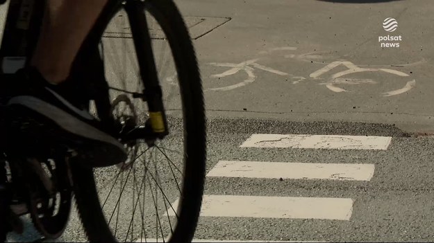 Prosili o pomoc urzędników, ale się nie doczekali. Sprawy wzięli w swoje ręce. I to dosłownie - kupili pół tony asfaltu i własnymi rękami wyrównują drogi rowerowe. Nazywają siebie Nocnym Zarządem Dróg Rowerowych, bo działają pod osłoną nocy, co nie do końca podoba się urzędnikom.Materiał dla "Wydarzeń" przygotowała Teresa Gut.