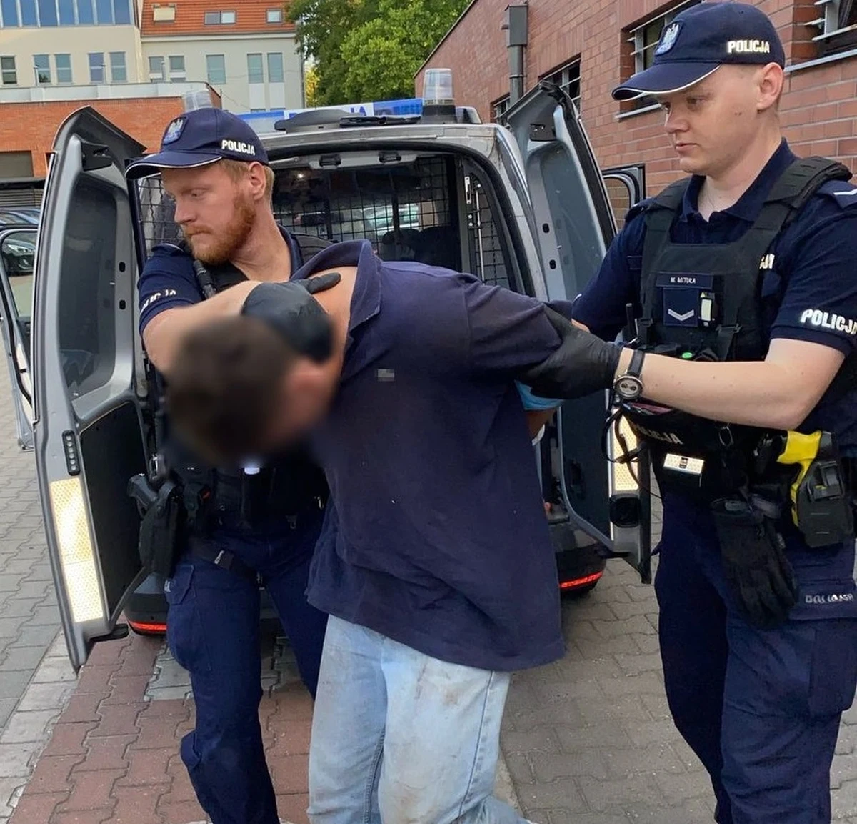 Śledczy wyjaśniają okoliczności tragicznego wypadku na stacji kolejowej w Sopocie. Nad ranem pod kołami pociągu zginął tam 23-letni mężczyzna. Policjanci zatrzymali w związku z tą sprawą 20-letniego mieszkańca Gdyni. Śledztwo w sprawie zabójstwa wszczęła Prokuratura Rejonowa w Sopocie. 