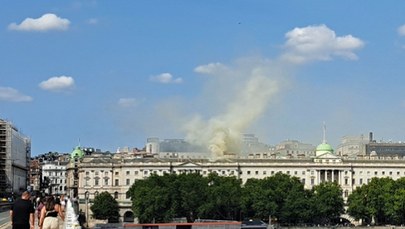 Pożar Somerset House w Londynie. W budynku są dzieła wybitnych malarzy