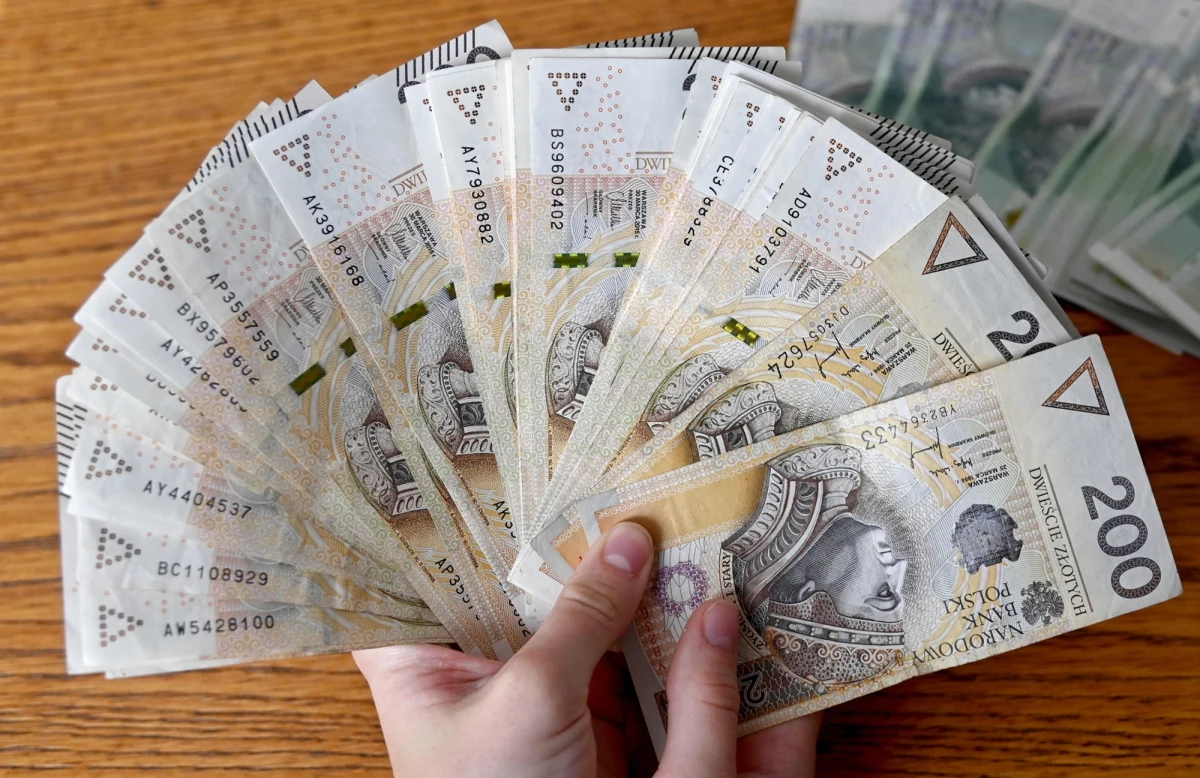 Do 8 lat więzienia - tyle grozi grozi 54-latkowi z Częstochowy, który usiłował wyłudzić kredyt posługując się cudzym dokumentem. Śląska policja poinformowała w sobotę, że mężczyzna ma jednak do "odsiadki" także zaległe 5,5 roku. Sądy wydały za nim 6 nakazów zatrzymania za przestępstwa narkotykowe i kierowanie gróźb karalnych.