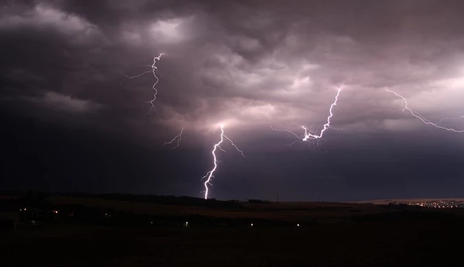 Burze z gradem i ulewne deszcze. Niespokojna noc nad Polską