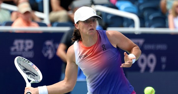 Iga Świątek awansowała do półfinału turnieju WTA 1000 na twardych kortach w Cincinnati. Liderka światowego rankingu tenisistek wygrała z Rosjanką Mirrą Andriejewą 4:6, 6:3, 7:5. Spotkanie trwało 2 godziny i 30 minut.