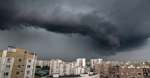 IMGW wydało w sobotę wieczorem ostrzeżenia 1. stopnia przed burzami dla południowej oraz wschodniej części kraju. Niebezpiecznej pogody można się spodziewać w województwie świętokrzyskim, małopolskim i podkarpackim, części województwa łódzkiego, mazowieckiego, śląskiego, opolskiego i lubelskiego aż do poniedziałku, 19 sierpnia do godz. 07:30. 