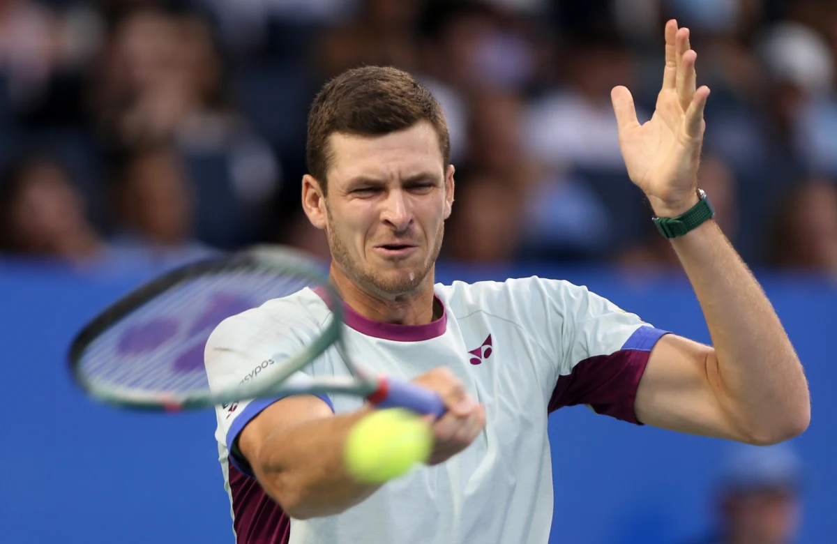 Hubert Hurkacz nie zdołał awansować do półfinału turnieju ATP na twardych kartach w Cincinnati. Rozstawiony z numerem piątym polski tenisista z powodu problemów z łydką poddał mecz z Amerykaninem Francesem Tiafoe po porażce w pierwszym secie 3:6.