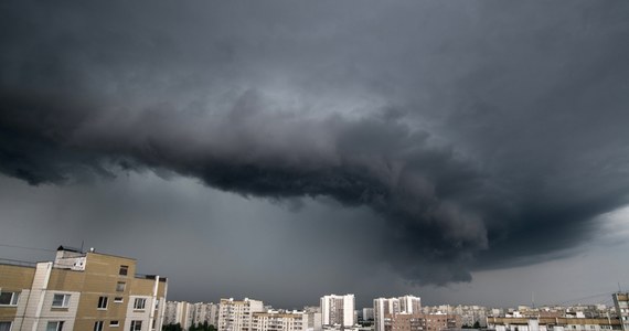 To była pracowita noc dla strażaków. Od sobotniego wieczora usuwają oni skutki nawałnic, które z największą mocą uderzyły na południu i wschodzie kraju. Najwięcej interwencji było w województwie śląskim. 