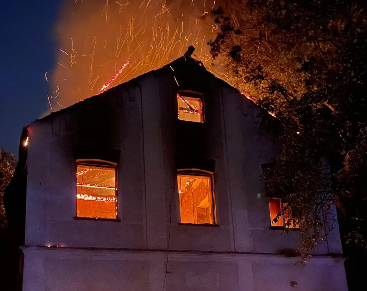 Małopolscy strażacy walczyli rano z pożarem zabytkowej oficyny dworskiej pałacu w Piekarach. Mundurowi informują, że w momencie przybycia straży, dach był już zawalony. W zdarzeniu nikt nie ucierpiał.