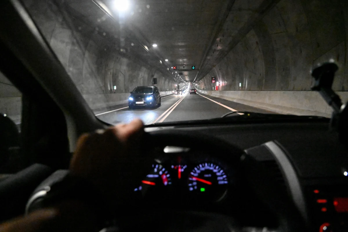 3 osoby trafiły do szpitala po zderzeniu czołowym dwóch samochodów osobowych w tunelu pod Świną – przekazała Komenda Miejska Policji w Świnoujściu. Droga przez kilka godzin była zablokowana. 