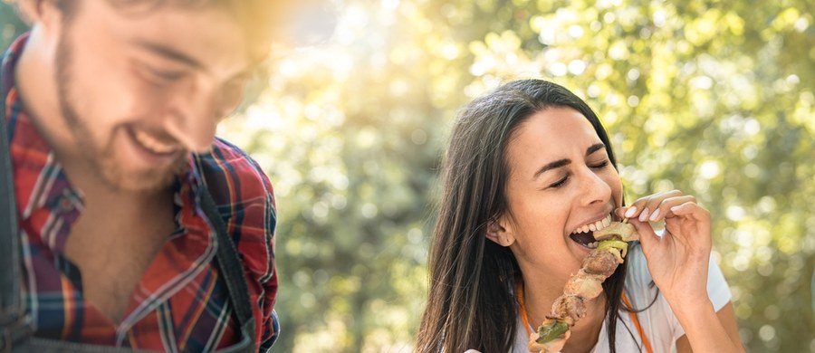 Grillowanie to jeden z najpopularniejszych sposobów na spędzanie czasu na świeżym powietrzu, szczególnie w sezonie letnim. Chociaż tradycyjne potrawy z grilla, takie jak kiełbaski, karkówka czy kaszanka, są smaczne i mają wielu zwolenników, często są one również kaloryczne i tłuste. Dla osób dbających o zdrowie lub szukających lżejszych alternatyw istnieje jednak wiele zdrowych zamienników, które można przygotować na grillu, nie rezygnując przy tym z bogatego smaku i aromatu. 