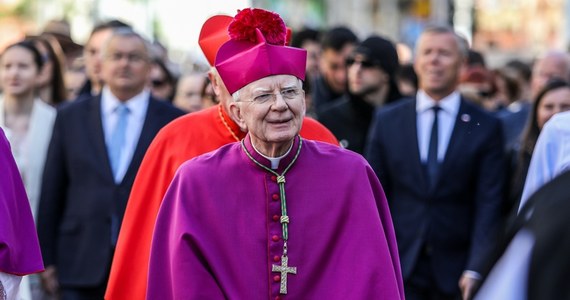 Metropolita krakowski abp Marek Jędraszewski ostro skrytykował zapowiadane przez rządzących ograniczenie liczby lekcji religii w szkołach. "To nie są zwykłe rozporządzenia ministerialne. Za tym kryje się bardzo jasny program niszczenia godności człowieka" – przekonywał w Kalwarii Zebrzydowskiej. 