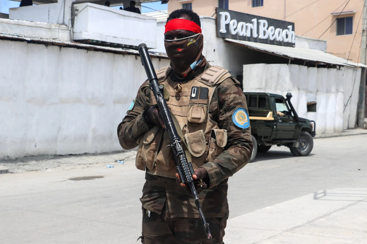 Co najmniej 22 osoby zginęły, a kilkanaście zostało rannych w sobotnich atakach terrorystycznych na herbaciarnię w Mogadiszu i na targ w Afgooye w Somalii w północno-wschodniej części Afryki. Kraj od lat nękany jest zamachami przeprowadzanymi przez grupę terrorystyczną al-Shabaab (powiązaną z Al-Kaidą) i Daesh.