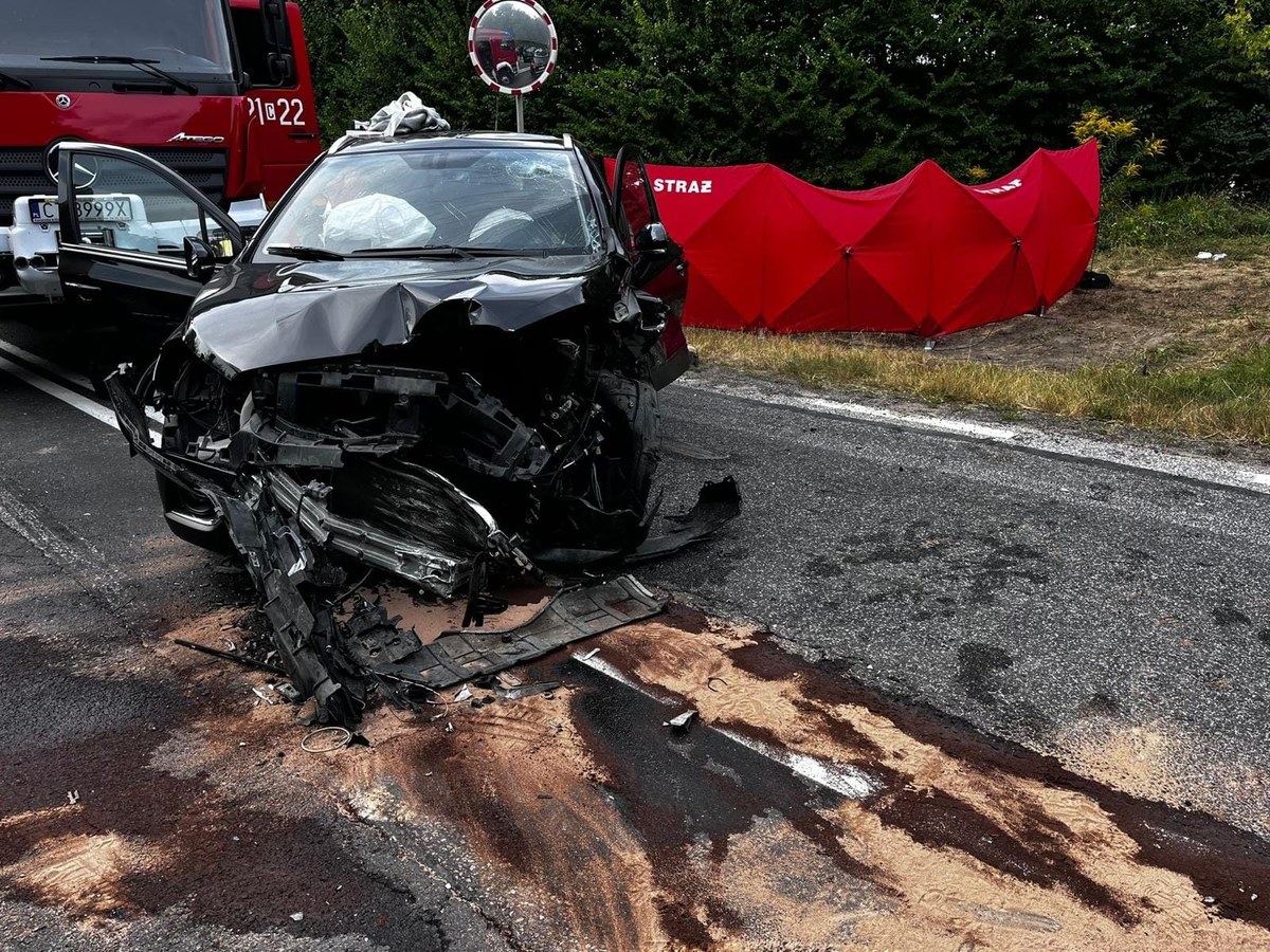 Droga krajowa nr 25 w Obodowie w Kujawsko-Pomorskiem jest całkowicie zablokowana po wypadku, do którego doszło w niedzielę po południu. Jedna osoba zginęła, a dziesięć zostało rannych, w tym - jak informuje bydgoska policja - dziecko. 