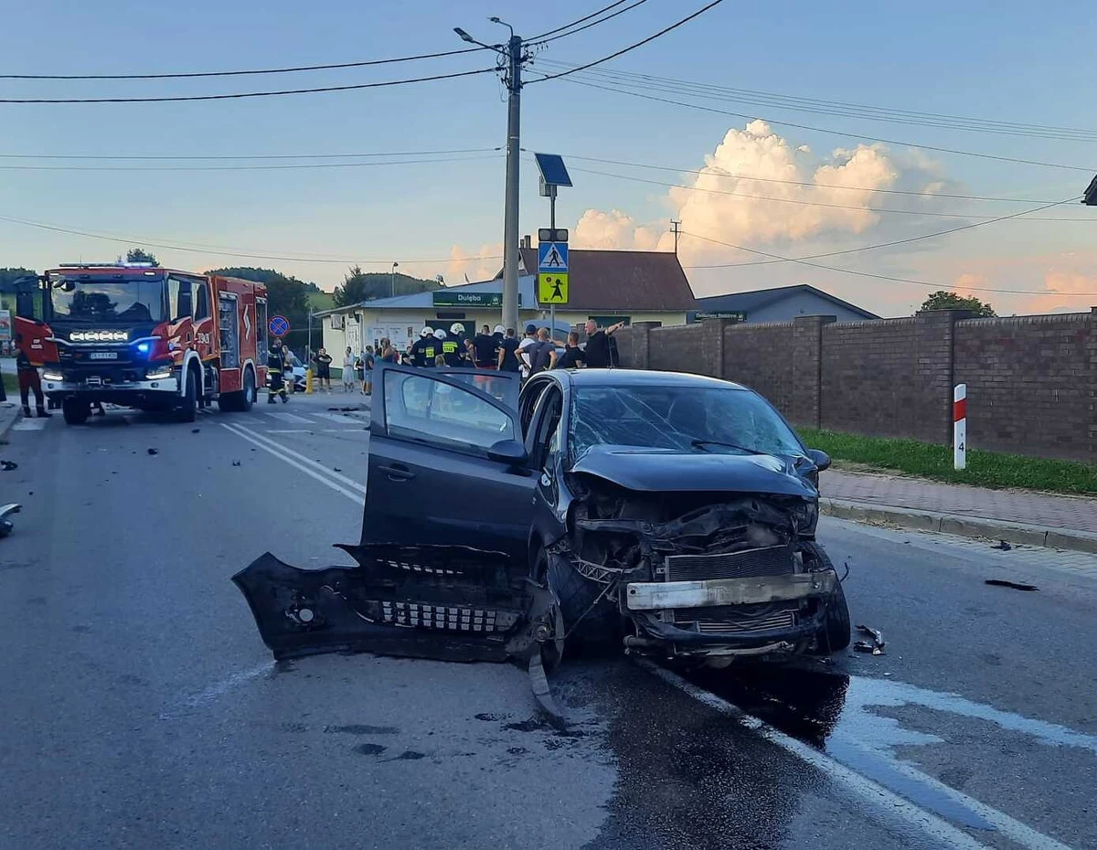 Sześć osób, w tym troje dzieci w wieku od roku do 13 lat trafiło do szpitala po zderzeniu dwóch samochodów w miejscowości Wzdół Rządowy w Świętokrzyskiem. Do zdarzenia doszło w niedzielę wieczorem.