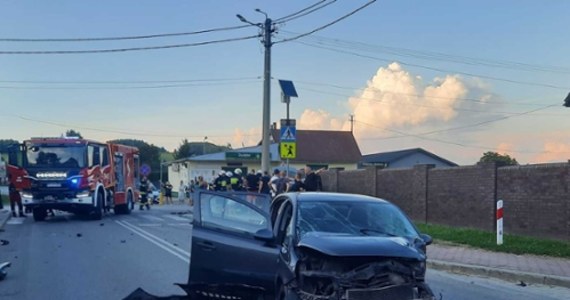 Sześć osób, w tym troje dzieci w wieku od roku do 13 lat trafiło do szpitala po zderzeniu dwóch samochodów w miejscowości Wzdół Rządowy w Świętokrzyskiem. Do zdarzenia doszło w niedzielę wieczorem.