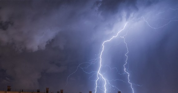 Burze, obfite opady deszczu i silny wiatr - poniedziałek przyniesie kolejne niebezpieczne zjawiska pogodowe. Z tego powodu Instytut Meteorologii i Gospodarki Wodnej wydał ostrzeżenia trzeciego, najwyższego stopnia o silnym deszczu i burzach dla powiatów w województwach: wielkopolskim, dolnośląskim, lubuskim, opolskim i łódzkim. Wystosowane zostały ponadto ostrzeżenia drugiego i pierwszego stopnia dla innych województw.