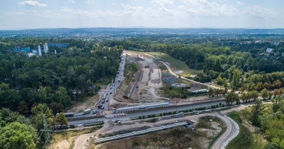 Trwa budowa drogi ekspresowej S7. Dzisiaj (19 sierpnia) o godz. 10.00 zostaną wprowadzone zmiany w organizacji ruchu w rejonie alei Solidarności. Dotkną one też pasażerów komunikacji miejskiej.