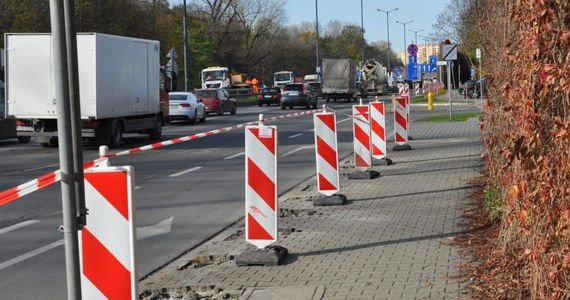 Kierowcy przejeżdżający przez ul. Opolską muszą po raz kolejny uzbroić się w cierpliwość. Już we wtorek, 20 sierpnia, rozpocznie się remont kolejnego odcinka tej arterii. Nową nawierzchnię zyska fragment od stacji paliw przy ul. Conrada do rejonu tunelu przy nowej linii tramwajowej. Wprowadzone zostaną zmiany w organizacji ruchu.