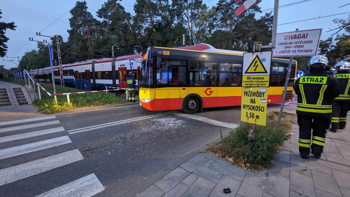 Do zderzenia autobusu z pociągiem Warszawskiej Kolei Dojazdowej doszło dzisiaj na przejeździe kolejowym w Komorowie pod Warszawą. W wypadku poszkodowanych zostało pięć osób.