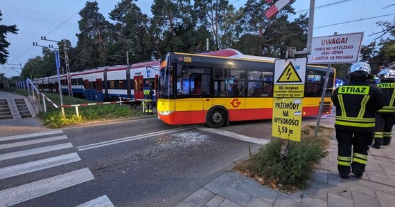 Do zderzenia autobusu z pociągiem Warszawskiej Kolei Dojazdowej doszło dzisiaj na przejeździe kolejowym w Komorowie pod Warszawą. W wypadku poszkodowanych zostało pięć osób.