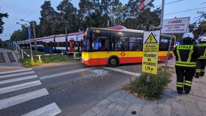 Autobus zderzył się z pociągiem Warszawskiej Kolei Dojazdowej. Są ranni