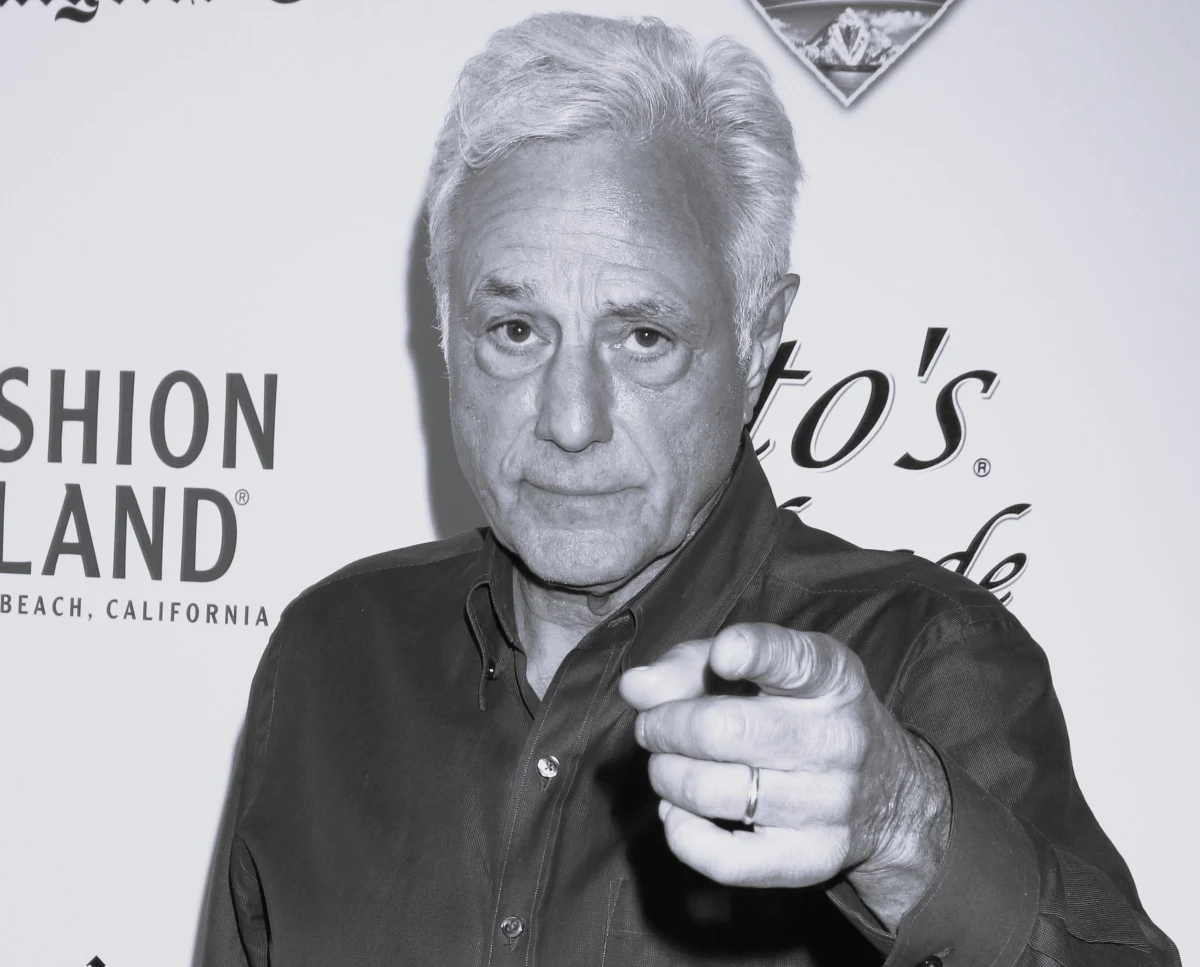 W wieku 83 lat zmarł amerykański aktor John Aprea. Miał na koncie występy w wielu kultowych produkcjach - wystąpił m.in. w drugiej części „Ojca chrzestnego”, ponadczasowym sitcomie „Pełna chata” czy thrillerze „Gra” w reżyserii Davida Finchera.