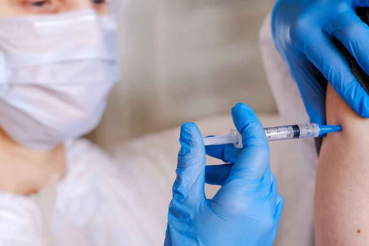 Najwcześniej w październiku zostaną wznowione szczepienia dorosłych przeciwko koronawirusowi - dowiedział się dziennikarz RMF FM. Od początku sierpnia preparat nie jest podawany, bo minęła data jego ważności. Tymczasem w Polsce widać wyraźny wzrost liczby infekcji. Jednego dnia rejestrowanych jest najwięcej od zimy - średnio ponad 800 - zakażeń koronawirusem.