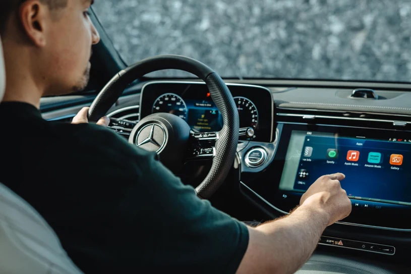 To najbardziej wkurza kierowców w nowych autach. 60 proc. naciska "wyłącz"