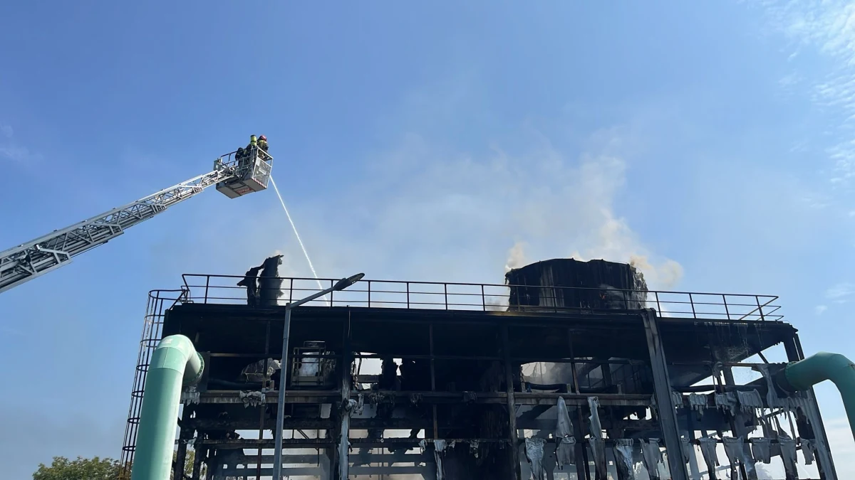 Sześć zastępów straży pożarnych gasiło pożar nieużytkowanego budynku, do którego doszło w poniedziałek na terenie elektrociepłowni w Rzeszowie. Pożar jest już opanowany, nikomu nic się nie stało – zapewnił rzecznik podkarpackich strażaków bryg. Marcin Betleja.
