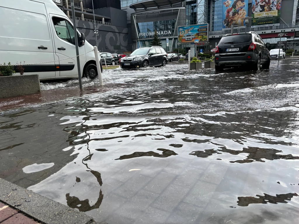 Zalany parking nieopodal Centrum Handlowego Promenada przy ul. OIstrobramskiej