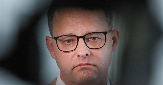 Marszałek Sejmu Szymon Hołownia nie podjął jeszcze decyzji w sprawie Marcina Romanowskiego. Poseł PiS, a wcześniej były wiceminister sprawiedliwości został pozbawiony immunitetu. Prokuratura chce mu postawić 11 zarzutów w związku z nieprawidłowościami w Funduszu Sprawiedliwości. Okazało się jednak, że politykowi przysługuje immunitet Zgromadzenia Parlamentarnego Rady Europy.