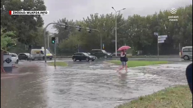 Trąba powietrzna i burze nad Polską. Są zerwane dachy, linie energetyczne, zalane domy, ulice i samochody. Gwałtowny front przechodzi od Wielkopolski po Lubelszczyznę. Rządowe Centrum Bezpieczeństwa wysłało ostrzeżenia do mieszkańców aż 11-stu województw. Dla ''Wydarzeń'' Ewelina Niemirka.