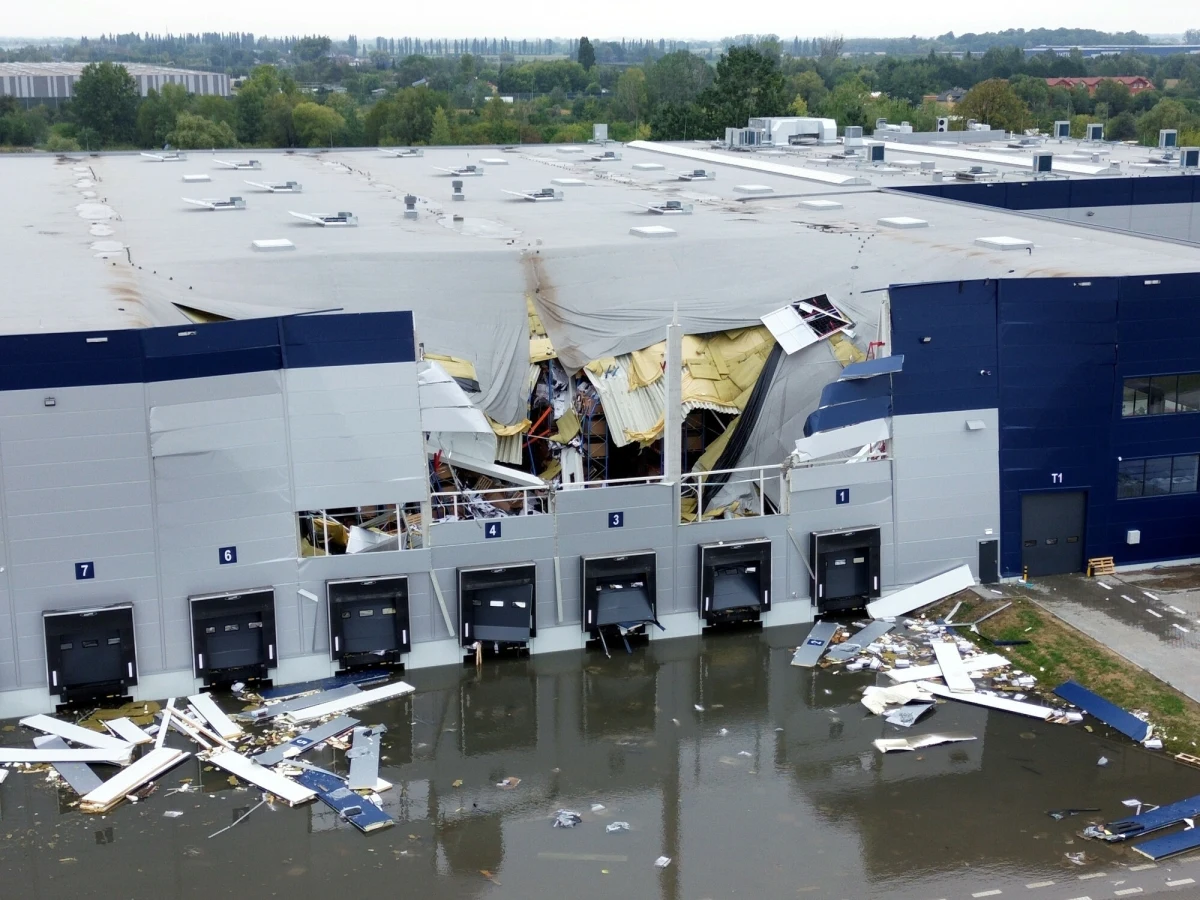 Zalane lotnisko Chopina, zawalone dachy hal produkcyjnych, ewakuacja pracowników - to bilans nawałnicy, która przeszła nad Mazowszem. Tylko w stolicy strażacy interweniowali dziś już ponad 200 razy. 