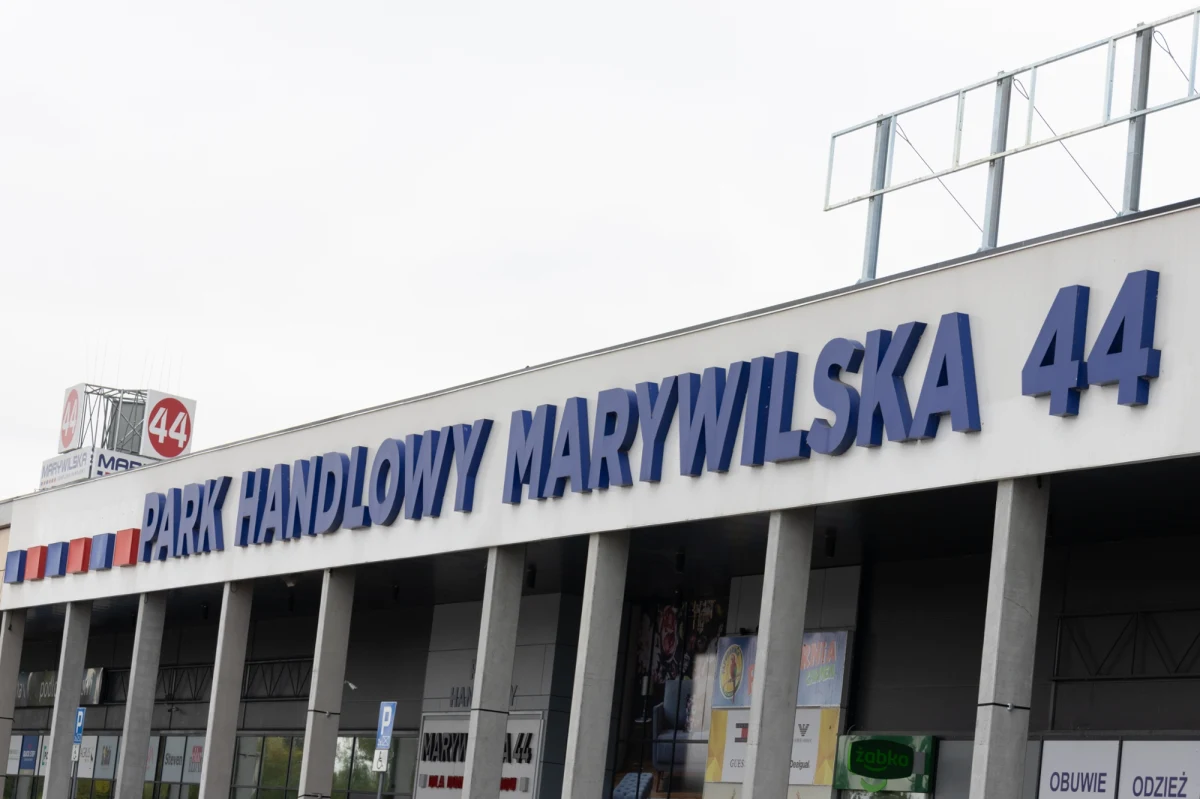 Tymczasowe miasteczko targowe przy ulicy Marywilskiej w Warszawie zostanie otwarte 31 sierpnia - poinformowała prezes spółki Marywilska 44 Małgorzata Konarska. Od dziś kontenery są udostępniane kupcom, by mogli przygotować i wyposażyć miejsca, w których będą prowadzić biznes. 