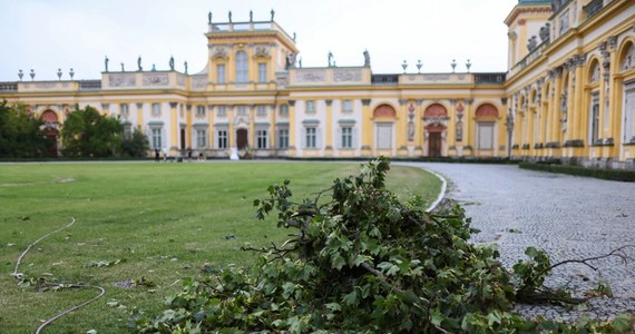 Park wilanowski jest zamknięty do odwołania - poinformowało Muzeum Pałacu Króla Jana III Sobieskiego w mediach społecznościowych. Powód? Zniszczenia po nawałnicy, która przeszła nad Warszawą. 
