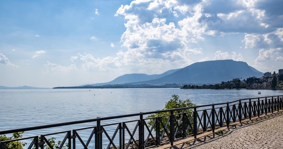 Jezioro Czterech Kantonów, Thun czy Neuchatel. Piękne zbiorniki umiejscowione w szwajcarskich dolinach, otoczone malowniczymi górami i miejscowościami. Na ich wodach leniwie kołyszą się różnego rodzaju jednostki pływające, a pod wodą kryją się… pokaźne ilości amunicji. Nawet 3 tys. ton w Jeziorze Czterech Kantonów czy 4,5 tys. ton w Neuchatel. Wszystko za sprawą historycznych praktyk. Niegdyś szwajcarskie wojsko wierzyło, że starą amunicję można bezpiecznie utylizować w jeziorach. Teraz Szwajcarzy oferują wysoką nagrodę temu, kto wymyśli, jak wydobyć wybuchowe artefakty.