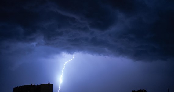 Noc z poniedziałku na wtorek oraz wtorkowy poranek upłyną pod znakiem intensywnych opadów deszczu i burz. Instytut Meteorologii i Gospodarki Wodnej wydał ostrzeżenia trzeciego stopnia, które obejmują część Mazowsza, Lubelszczyzny i Podlasia. 