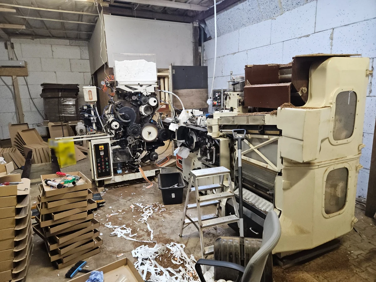 Funkcjonariusze CBŚP z Wrocławia zlikwidowali nielegalną fabrykę papierosów oraz nielegalną krajalnię tytoniu. W trakcie akcji zatrzymano dwie osoby i zlikwidowano profesjonalną linię technologiczną służącą do produkcji papierosów. 