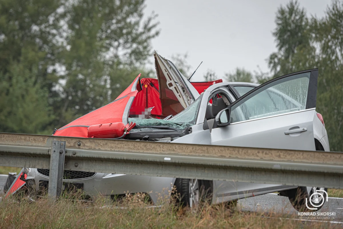Na autostradzie A4 za węzłem Tarnów Centrum w kierunku Rzeszowa doszło nad ranem do śmiertelnego wypadku. Samochód osobowy najechał na tył ciężarówki. Zginęła jedna osoba.

