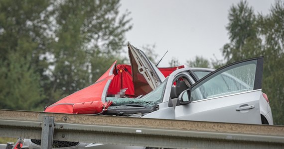 Na autostradzie A4 za węzłem Tarnów Centrum w kierunku Rzeszowa doszło nad ranem do śmiertelnego wypadku. Samochód osobowy najechał na tył ciężarówki. Zginęła jedna osoba.

