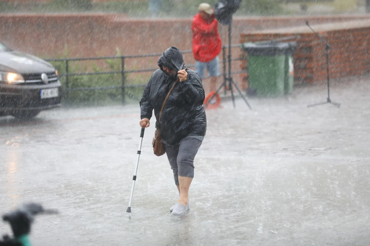 Na Okęciu spadło ponad 90 litrów wody na metr kwadratowy w ciągu doby, a na Bielanach prawie 120 litrów - informuje IMGW. To rekord dobowej sumy opadów w tych dzielnicach Warszawy.
