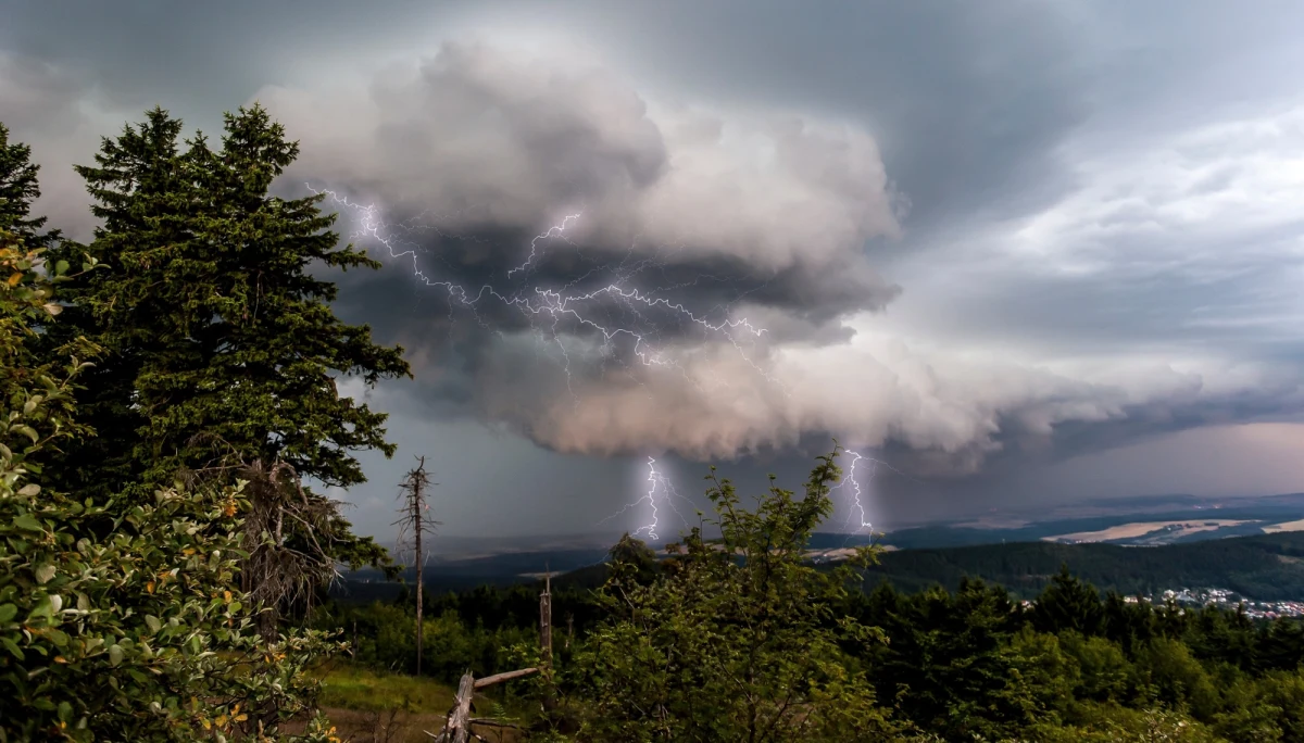 W niektórych regionach kraju dziś znów mocno zagrzmi i popada. Instytut Meteorologii i Gospodarki Wodnej wydał ostrzeżenia II i III stopnia przed silnym deszczem z burzami dla północnej Lubelszczyzny, centrum Mazowsza oraz południa woj. podlaskiego. Dla części woj. lubelskiego i podkarpackiego wciąż obowiązują ostrzeżenia II stopnia przed upałem.