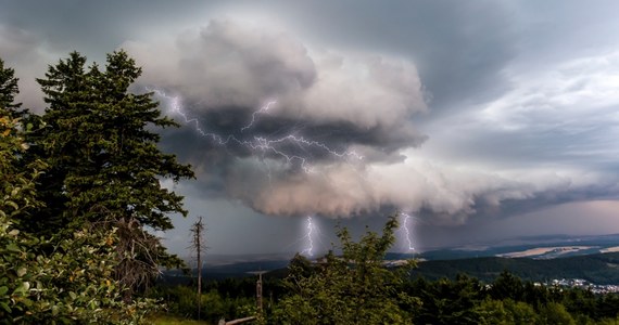 W niektórych regionach kraju dziś znów mocno zagrzmi i popada. Instytut Meteorologii i Gospodarki Wodnej wydał ostrzeżenia II i III stopnia przed silnym deszczem z burzami dla północnej Lubelszczyzny, centrum Mazowsza oraz południa woj. podlaskiego. Dla części woj. lubelskiego i podkarpackiego wciąż obowiązują ostrzeżenia II stopnia przed upałem.