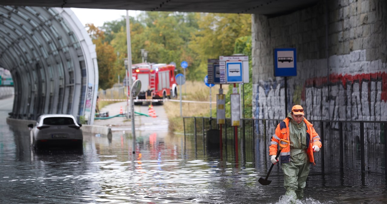 W poniedziałek i w nocy z poniedziałku na wtorek przez Polskę po raz kolejny przetoczyły się burze — silne porywy wiatru i nawalne deszcze doprowadziły do wielu szkód, a wśród miejsc, które ucierpiały najbardziej, znalazła się tym razem Warszawa. Po nocnej ulewie stanęła m.in. droga ekspresowa S8, a utrudnienia mogą potrwać kilka godzin. 