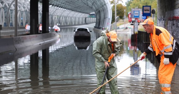 Po nocnych ulewach Warszawa była we wtorek całkowicie sparaliżowana. Z powodu przeciekającego wału kilkadziesiąt domów w okolicach Dolinki Służewieckiej było zagrożonych zalaniem. Od rana wyłączona z ruchu była trasa S8. Z uwagi na rozszczelnienie dachu zamknięto centrum handlowe na Sadybie. Dopiero po godz. 14 GDDKiA poinformowała, że S8 jest już przejezdna w obu kierunkach: w stronę Poznania oraz w stronę Białegostoku. Przejezdna jest już także łącznica S2 w kierunku od Terespola na S79 w stronę Radomia oraz - w obu kierunkach - łącznice S79 z ul. Marynarską. Przed godz. 18:00 stołeczna policja zamieściła w serwisie X komunikat, że ruch na ulicach Warszawy został udrożniony. Wyjątkiem jest tylko ul. Cierlicka na Ursusie - na odcinku od ul. Lalki do ul. Kościuszki.