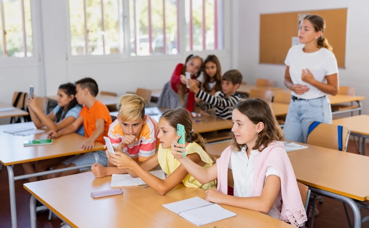 Chodzi o poprawę atmosfery, ułatwienie dzieciom koncentracji i poprawę efektywności nauczania - prawie wszystkie szkoły podstawowe w Norwegii wprowadziły zakaz korzystania z telefonów komórkowych.
