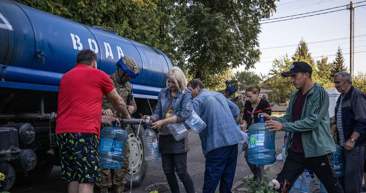 Sudża. Rosyjscy cywile ustawiają się w kolejce po wodę pitną