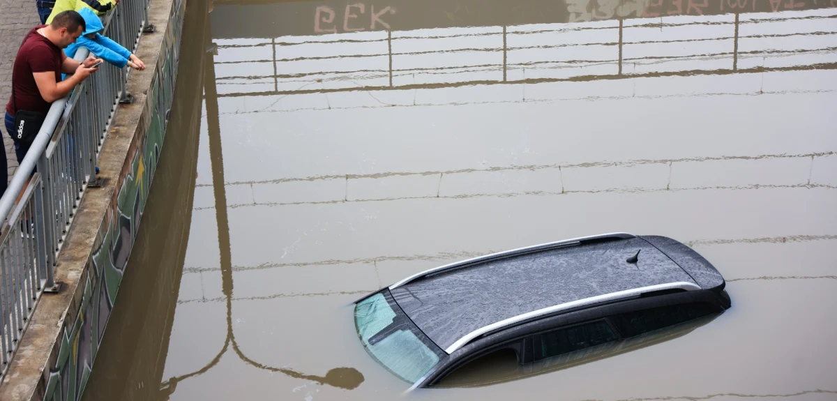 Połamane drzewa, woda płynąca wartkim strumieniem przez główne arterie Warszawy, apele władz i mozolna praca służb od wczesnych godzin porannych. Żywioł uderzył w stolicę z siłą, do jakiej nie jesteśmy przyzwyczajeni. Oto obraz Warszawy po ulewnym poniedziałku i upiornej nocy.